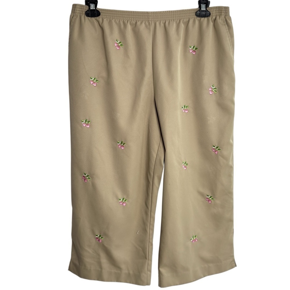 Alfred Dunner Tan Capris Pants 16P Embroidered Strawberry Elastic Waist Pockets